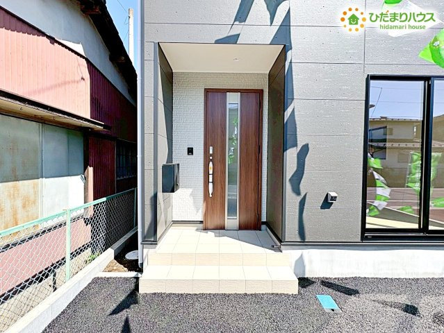 熊谷市赤城町　第3　新築一戸建て　クレイドルガーデン　01の玄関|温もりを感じる木目調のドアが、帰宅した家族を優しく迎えてくれる玄関ポーチです！
夜間も照明が明るく照らしてくれるので安心♪