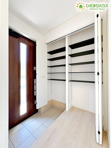 熊谷市赤城町　第3　新築一戸建て　クレイドルガーデン　01の収納|大容量の玄関収納です。
これだけのスペースあれば家族全員の靴もスッキリ収納できますね◎