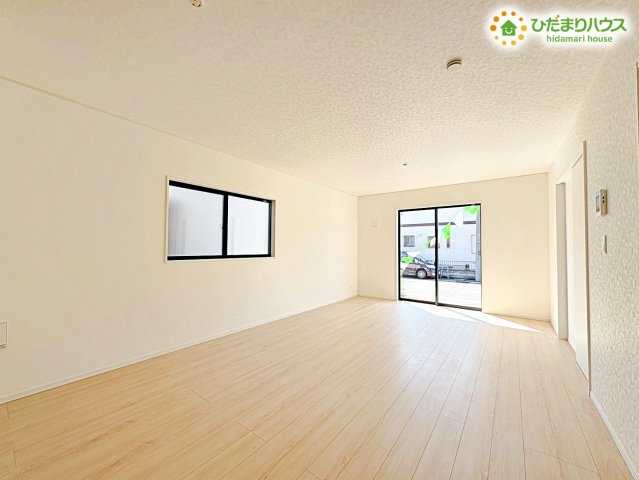 熊谷市赤城町　第3　新築一戸建て　クレイドルガーデン　01の居間・リビング|キッチンからリビング全体を見渡せる、コミュニケーション重視の設計です！
お料理中もお子様の宿題を見守ったり、テレビを見たりと同じ時間を共有できます(^^)
家具のレイアウトがしやすい長方形の空間です！