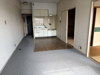 【居間・リビング】 | 伊丹グリーンハイツ | キッチン方向へのLDK、奥行きゆったり。