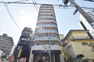 【外観】 | 青空によく映える建物です。手入れの行き届いた外壁やマンション正面エントランスなど、綺麗な姿をぜひ一度、現地にてご覧ください。～即日のご見学可能～　お問合せはお気軽にどうぞ。
