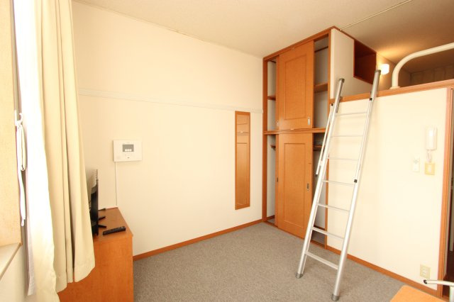 プチ・フルールの洋室|ロフト付き　家具家電付き