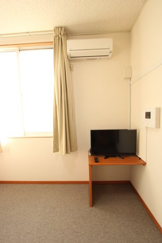 プチ・フルールの内装|テレビと裏にインターネット設備。エアコンがあります。窓は腰壁（１Fは掃き出し）