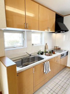 【キッチン】 | 手稲区星置3-6 南西角地の3階建住宅 | 窓付きの明るいキッチンに大きな食器棚付き♪