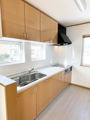 【キッチン】 | 手稲区星置3-6 南西角地の3階建住宅 | 窓付きの明るいキッチンに大きな食器棚付き♪