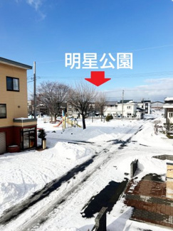 【展望】 | 手稲区星置3-6 南西角地の3階建住宅 | キッチン窓から裏の公園が見え子育て世帯の方も安心です♪
