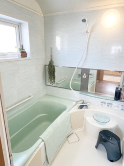 【浴室】 | 手稲区星置3-6 南西角地の3階建住宅 | 窓付で明るい１坪サイズバスルームはうれしい追炊き付♪