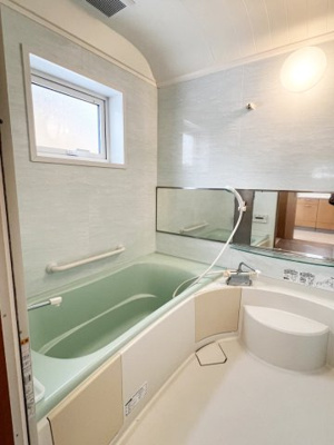 【浴室】 | 手稲区星置3-6 南西角地の3階建住宅 | 窓付で明るい１坪サイズバスルームはうれしい追炊き付♪