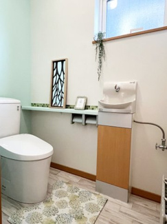 【トイレ】 | 手稲区星置3-6 南西角地の3階建住宅 | 洗浄便座一体のトイレには手洗いカウンター付き♪