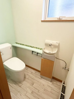 【トイレ】 | 手稲区星置3-6 南西角地の3階建住宅 | 洗浄便座一体のトイレには手洗いカウンター付き♪