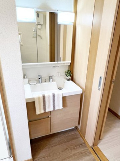 【独立洗面台】 | 手稲区星置3-6 南西角地の3階建住宅 | ２方動線の広々ユーティリティで家事も楽々♪