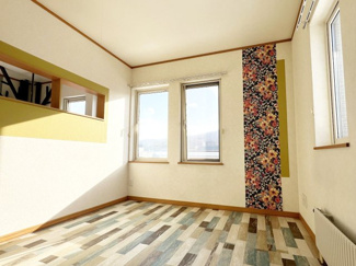 【洋室】 | 手稲区星置3-6 南西角地の3階建住宅 | ３階洋室奥まで陽が差し込んでいます♪