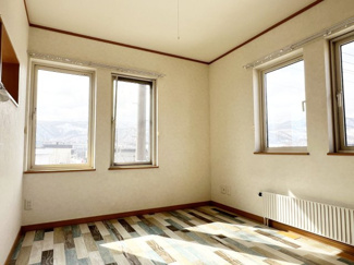 【洋室】 | 手稲区星置3-6 南西角地の3階建住宅 | ３階洋室奥まで陽が差し込んでいます♪