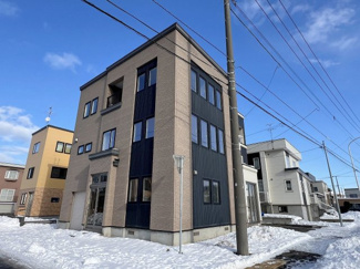 【外観】 | 手稲区星置3-6 南西角地の3階建住宅 | ホーム企画センター炭の家・下手稲通沿い・電動シャッター車庫の３階建住宅♪