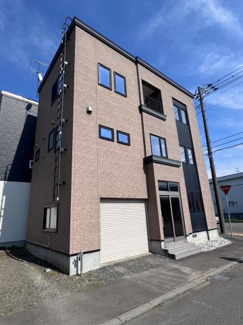 【外観】 | 手稲区星置3-6 南西角地の3階建住宅 | 雪が無い時の外観写真♪