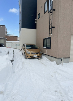 【駐車場】 | 手稲区星置3-6 南西角地の3階建住宅 | 建物横の駐車スペースも広々しています♪