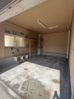 【駐車場】 | 手稲区星置3-6 南西角地の3階建住宅 | 電動シャッター付組込み車庫・駐車２台可♪