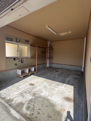 【駐車場】 | 手稲区星置3-6 南西角地の3階建住宅 | 電動シャッター付組込み車庫・駐車２台可♪