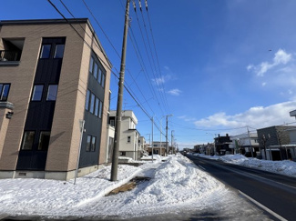 【前面道路含む現地写真】 | 手稲区星置3-6 南西角地の3階建住宅 | 敷地南側・下手稲通に面してアクセス良好です♪