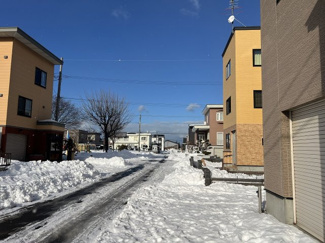 【前面道路含む現地写真】 | 手稲区星置3-6 南西角地の3階建住宅 | 敷地西側・周辺は公園も近く緑豊かな住宅街です♪