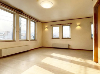 【居間・リビング】 | 手稲区星置3-6 南西角地の3階建住宅 | 三面採光・陽の光が差し込む明るい19帖ＬＤＫ♪