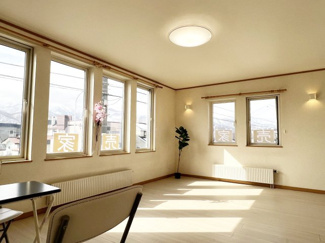 【居間・リビング】 | 手稲区星置3-6 南西角地の3階建住宅 | 三面採光・陽の光が差し込む明るい19帖ＬＤＫ♪