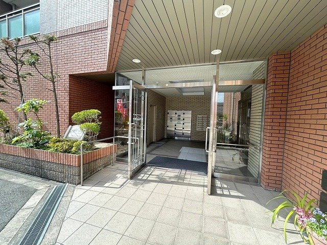 ウエストコート新大阪のエントランス