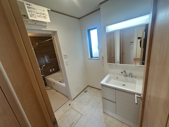 【カースペース2台の南庭付き！？圧倒的住環境とはこのこと！】旭区中沢新築戸建ての脱衣所