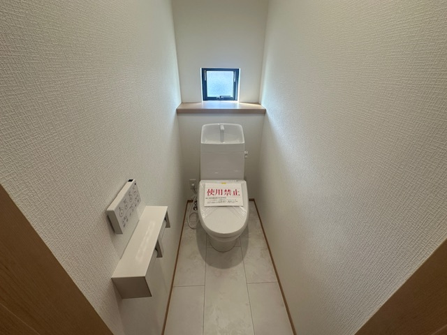 【カースペース2台の南庭付き！？圧倒的住環境とはこのこと！】旭区中沢新築戸建てのトイレ|2階トイレです