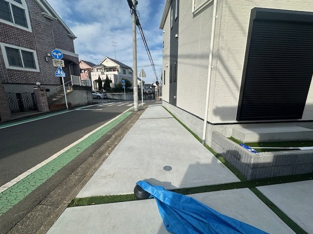 【カースペース2台の南庭付き！？圧倒的住環境とはこのこと！】旭区中沢新築戸建ての前面道路含む現地写真|前面道路含む現地写真です