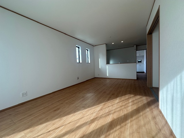 【カースペース2台の南庭付き！？圧倒的住環境とはこのこと！】旭区中沢新築戸建ての居間・リビング|ゆったりとしたリビングです