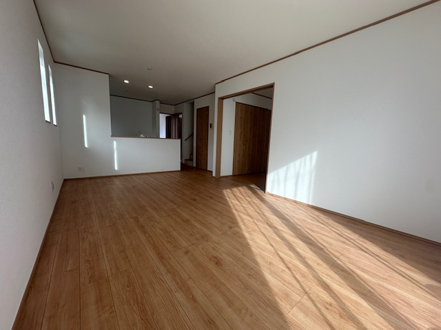 【カースペース2台の南庭付き！？圧倒的住環境とはこのこと！】旭区中沢新築戸建ての居間・リビング|ゆったりとしたリビングです