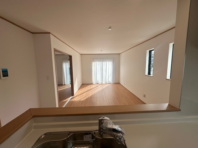 【カースペース2台の南庭付き！？圧倒的住環境とはこのこと！】旭区中沢新築戸建ての居間・リビング|キッチン目線のリビングです