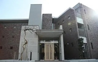 【外観】 | 栗山ヴィレッジ | 鉄筋コンクリート造のがっちりとした建物。