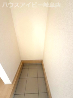 【玄関】 | 羽島市正木町新井新築建売全3棟！ゆとりの5LDK！南にお庭スペースあります♪広々WIC付き！ | 羽島市正木町新井新築建売全3棟！ゆとりの5LDK！南にお庭スペースあります♪広々WIC付き！