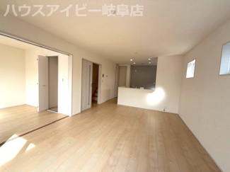 【居間・リビング】 | 羽島市正木町新井新築建売全3棟！ゆとりの5LDK！南にお庭スペースあります♪広々WIC付き！ | 羽島市正木町新井新築建売全3棟！ゆとりの5LDK！南にお庭スペースあります♪広々WIC付き！
