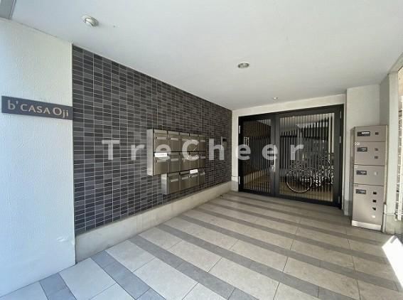 b'CASA OJI(ビーカーサ王子)のエントランス