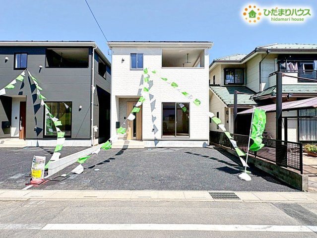 熊谷市赤城町　第3　新築一戸建て　クレイドルガーデン　02の駐車場|カースペースは並列で2台駐車可能です。舗装された平坦なスペースですので、雨の日も足元が濡れにくく快適です。お買い物帰りの荷物の積み下ろしもスムーズに行える、利便性の高い設計です♪