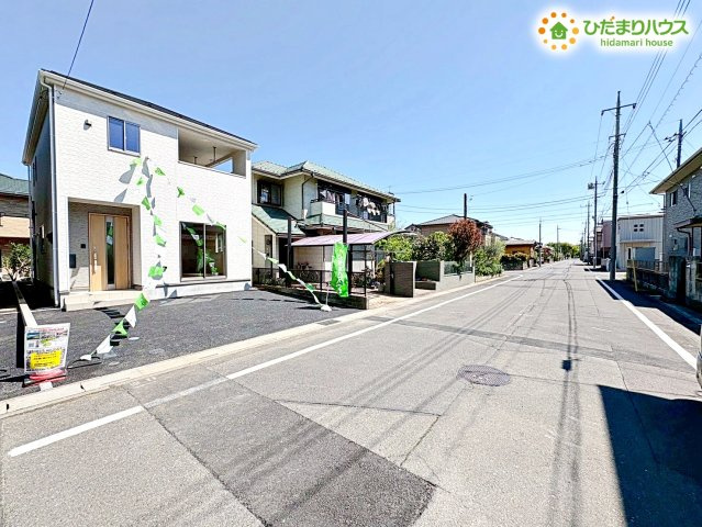 熊谷市赤城町　第3　新築一戸建て　クレイドルガーデン　02の前面道路含む現地写真|前面道路は舗装された平坦路で、お散歩やベビーカーを押してのお出かけも快適に行えます。周辺は落ち着いた住宅街ですので、小さなお子様がいるご家族も安心して生活をスタートしていただけます!