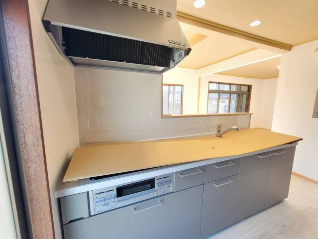 真岡市大谷台町 中古住宅のキッチン|対面式システムキッチンは、料理をしながら会話も楽しめます。家族とのつながりを感じられる心地よい空間になります。
※2025年12月撮影