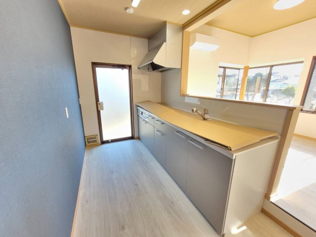 真岡市大谷台町 中古住宅のキッチン|キッチンには勝手口付き。ゴミ出しはもちろん、買った物を直接キッチンに運び入れることが出来るので、買い出しもラクラクです☆
※2025年12月撮影