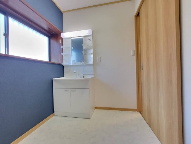 真岡市大谷台町 中古住宅の独立洗面台|清潔感あふれる洗面室は、毎日の身支度を快適にサポート！
明るい窓付きで朝の準備も気持ちよく始められるのが魅力です☆
※2025年12月撮影