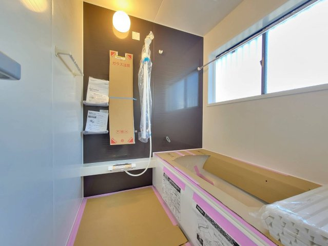 真岡市大谷台町 中古住宅の浴室|1日の疲れを癒せる落ち着いたバスルーム。雨の日でもお洗濯に困らない浴室乾燥機付きです。
※2025年12月撮影