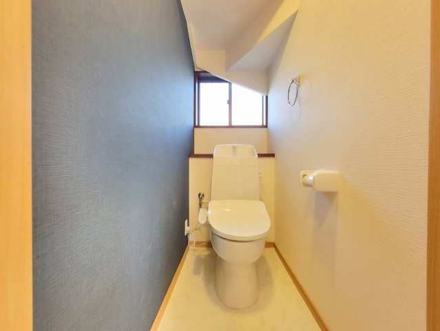 真岡市大谷台町 中古住宅のトイレ|清潔感も使いやすさもばっちり。温水洗浄機能で、トイレ時間がちょっと心地よくなります。
※2025年12月撮影