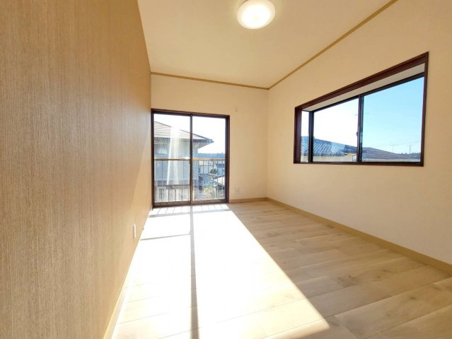 真岡市大谷台町 中古住宅の洋室|〇2F・6帖洋室①〇
静かな2階にある洋室は、プライベート感たっぷり。
勉強や趣味、仕事に集中できるちょうどいい広さで、自分だけの時間を大切にできます。
※2025年12月撮影