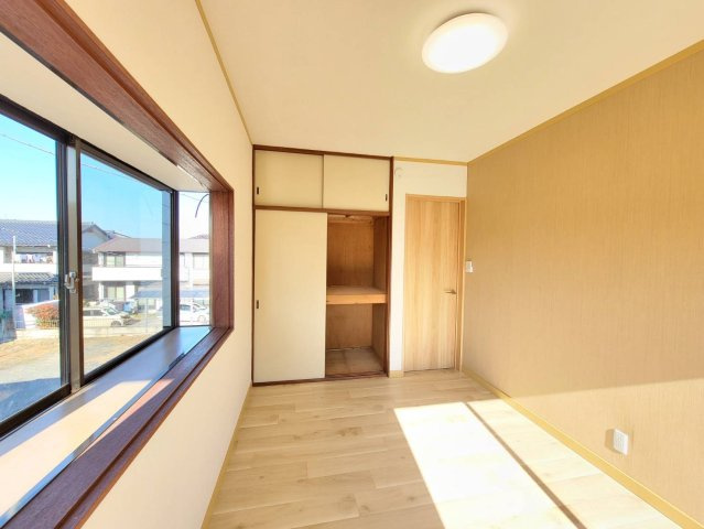 真岡市大谷台町 中古住宅の収納|〇2F・6帖洋室①〇
全居室便利な収納付き☆しっかり収納して、すっきりとお部屋を使えます。暮らしにちょうどいい収納力です！
※2025年12月撮影
