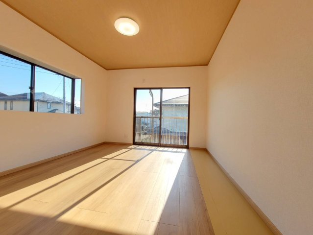 真岡市大谷台町 中古住宅の洋室|〇2F・6帖洋室②〇
ベッドと机を無理なく置ける、お子様用にちょうどいい広さのお部屋です。
自分だけの時間を大切にできて勉強にも集中できます。
※2025年12月撮影