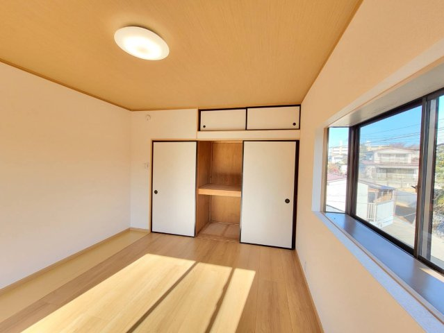 真岡市大谷台町 中古住宅の収納|〇2F・6帖洋室②〇
カラーボックスや衣装ケースなど市販の収納用品が合わせやすく、コストを抑えて使い勝手を向上できます。ライフスタイルに合わせてカスタムしやすいのも◎
※2025年12月撮影