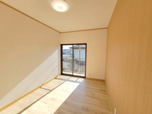真岡市大谷台町 中古住宅の洋室|〇2F・5.5帖洋室〇
ひとり時間を楽しむのにちょうどいいサイズ感のお部屋です。2階ならではの眺望も毎日の暮らしに彩りを添えてくれます。
※2025年12月撮影