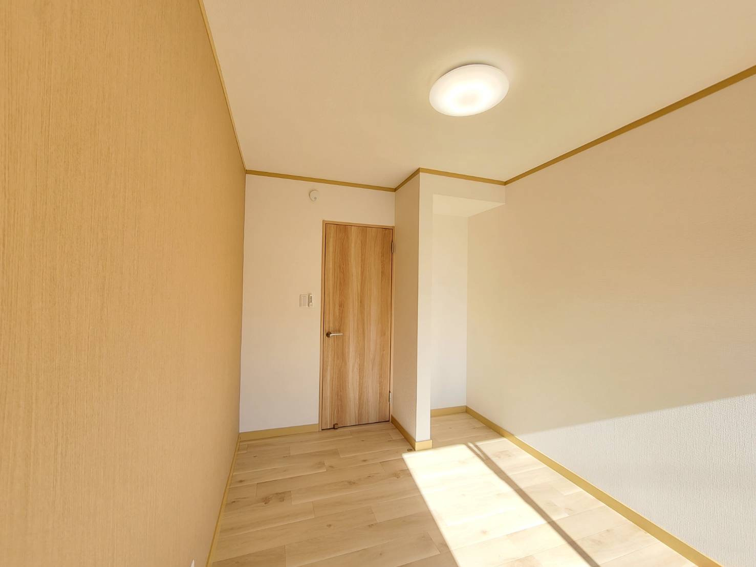 真岡市大谷台町 中古住宅の収納|〇2F・5.5帖洋室〇
扉のないオープン収納。開け閉めの動作が不要なので、洗濯物の片付けや日用品の補充がスピーディー。
必要な物をすぐ取り出せるのが最大の魅力です♪
※2025年12月撮影